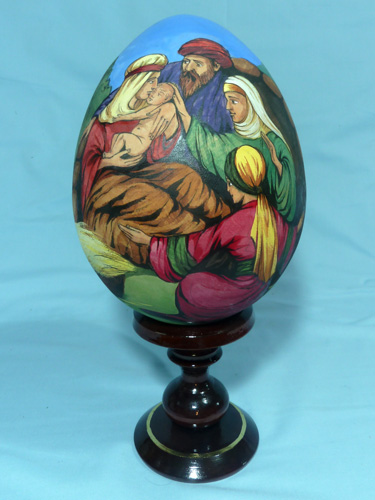 Uovo in legno con natività dipinta a mano con supporto cm. 29 (uovo cm. 18)